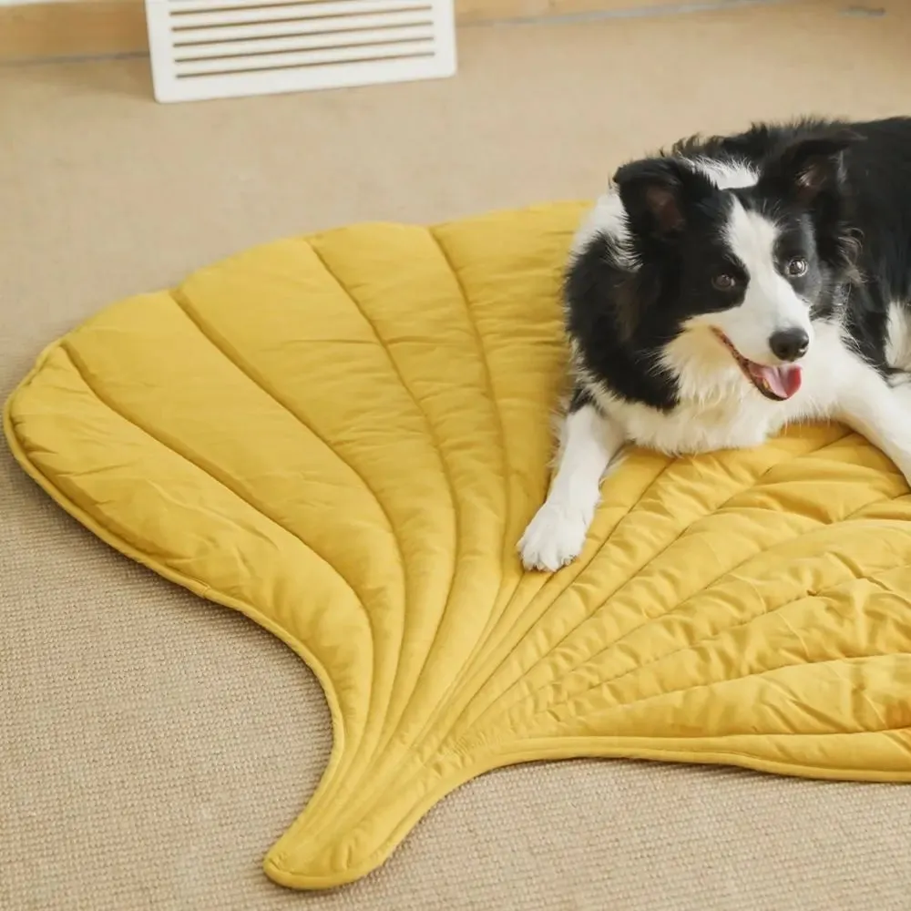 Breathable Leaf-Shaped Pet Mat - Washable and Eco-Friendly for Dogs and Cats