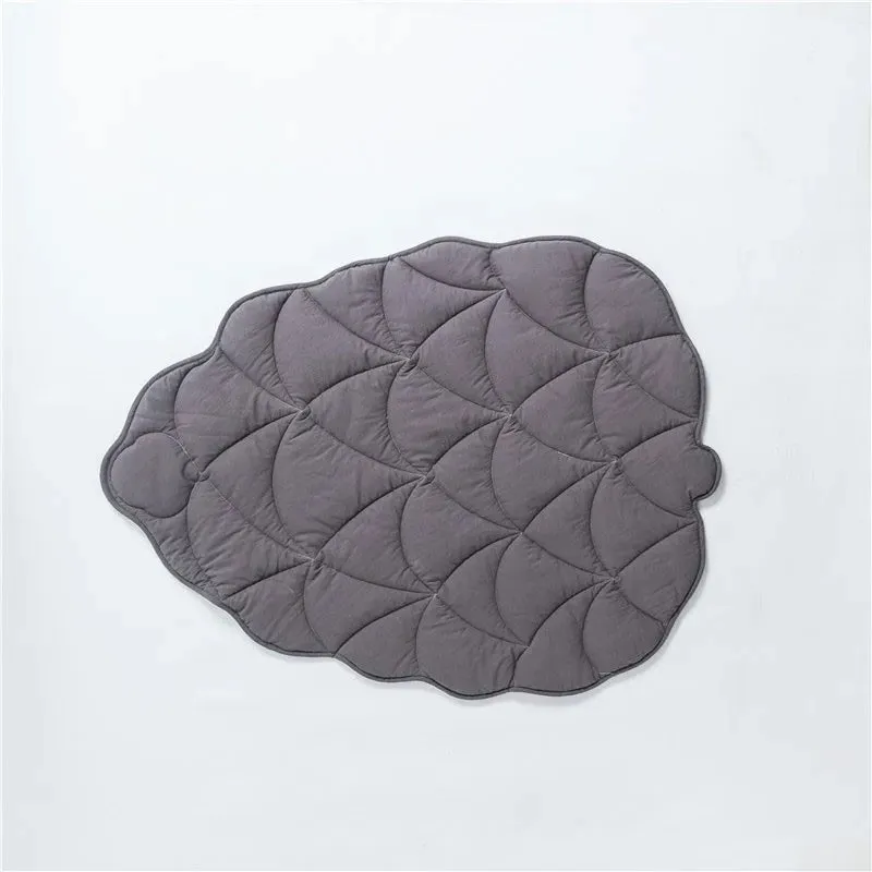 Breathable Leaf-Shaped Pet Mat - Washable and Eco-Friendly for Dogs and Cats